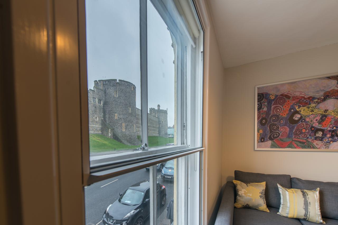 Central Windsor Apartment Facing The Castle ภายนอก รูปภาพ